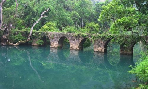 鎮(zhèn)遠(yuǎn)、黃果樹(shù)、小七孔、西江苗寨5日高鐵跟團(tuán)游